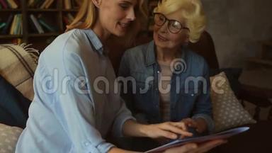 漂亮的女人和她妈妈一起读时尚杂志